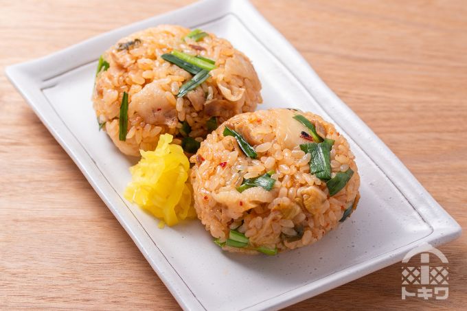 お弁当のごちそうおにぎり⑩ 豚キムチチャーハンおにぎり