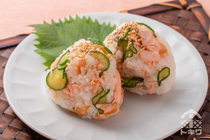 お弁当のごちそうおにぎり③ 鮭ときゅうりのお酢にぎり